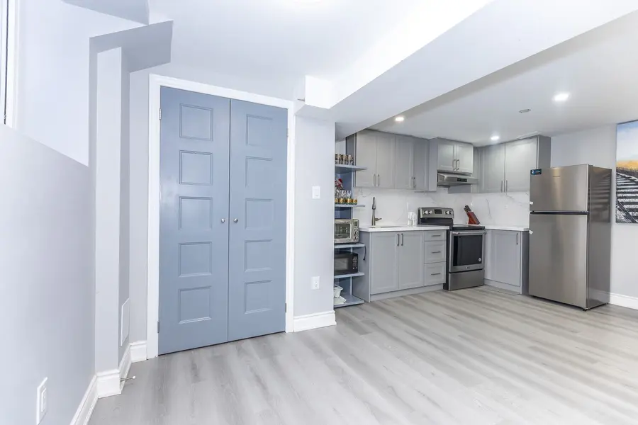 3270 Klaiman DR #Basement, Mississauga, ON L4Y 3C8