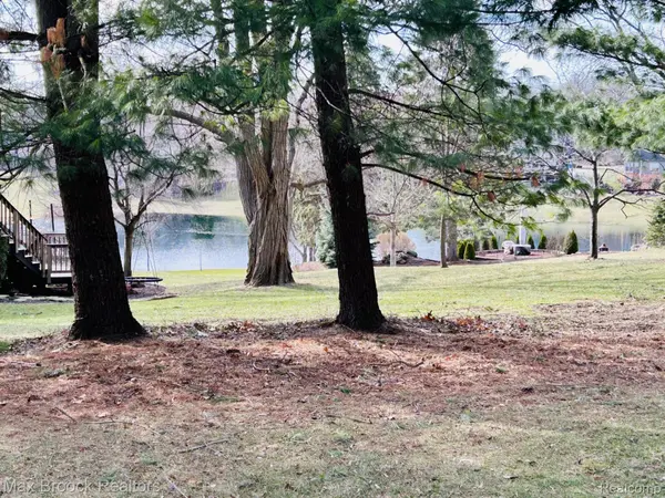 1840 Wexport LN, Commerce Charter Township, MI 48382