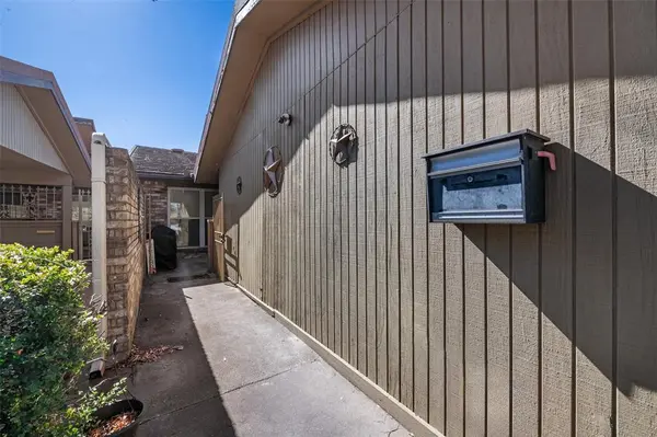 5702 Meadow Wood Lane, Fort Worth, TX 76112