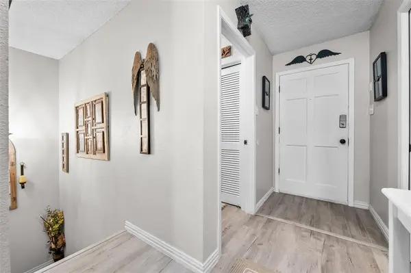 5702 Meadow Wood Lane, Fort Worth, TX 76112