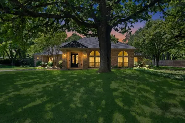 2900 Oak Trail Court, Dalworthington Gardens, TX 76016