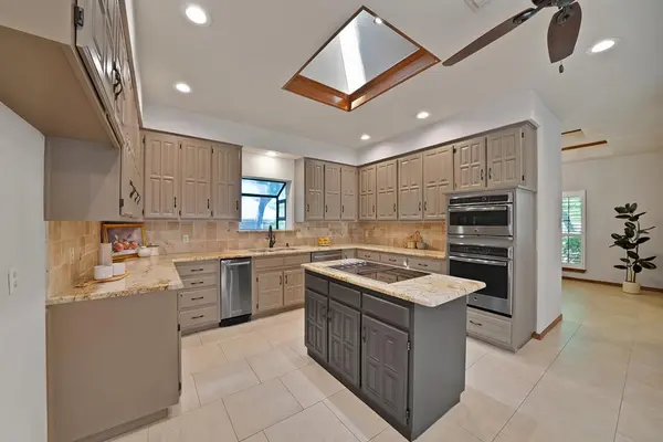 2900 Oak Trail Court, Dalworthington Gardens, TX 76016