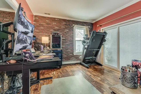 36 Pine St, Newton Town, NJ 07860