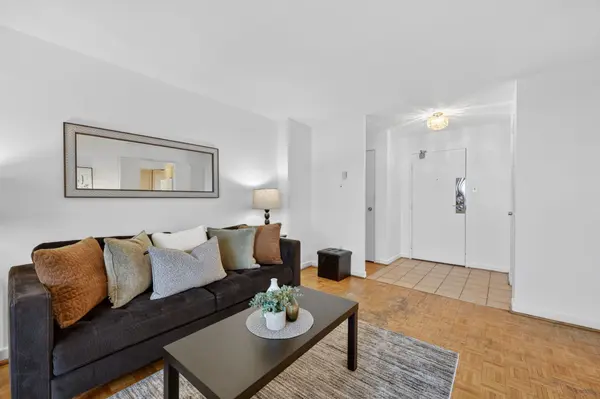 80 Inverlochy BLVD #901, Markham, ON L3T 4P3