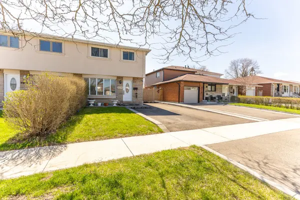 3270 Klaiman DR, Mississauga, ON L4Y 3C8