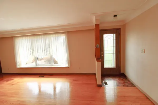 12 Lorne AVE, Grimsby, ON L3M 2H5