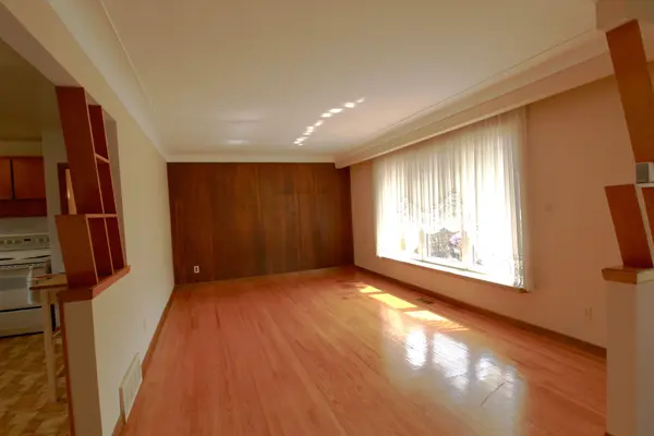 12 Lorne AVE, Grimsby, ON L3M 2H5