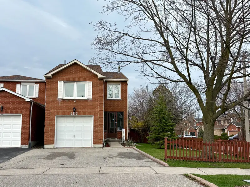 4313 Lee DR, Mississauga, ON L4W 4A9