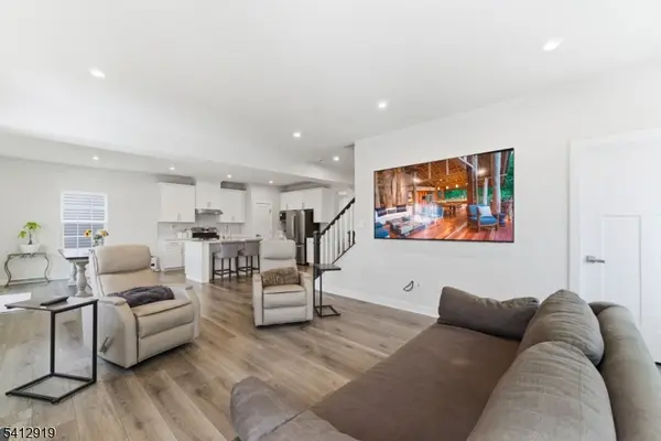 22 Oakwood Blvd, Union Twp., NJ 08827