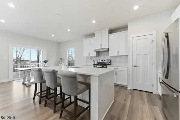 22 Oakwood Blvd, Union Twp., NJ 08827