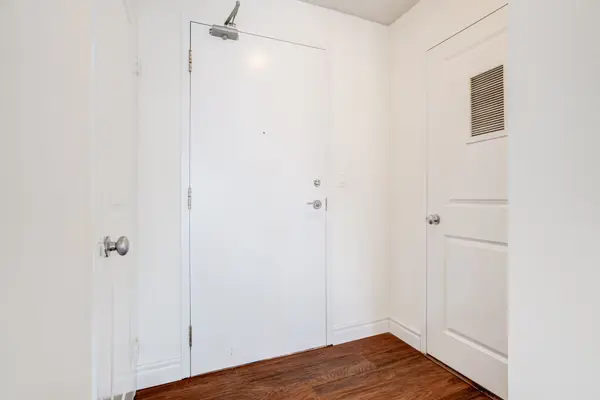 11 St. Joseph ST #809, Toronto C01, ON M4Y 3G4