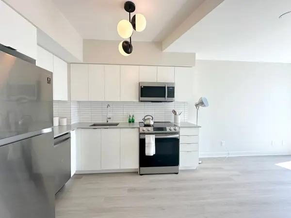 3385 Dundas ST W #623, Toronto W02, ON M6S 2S2