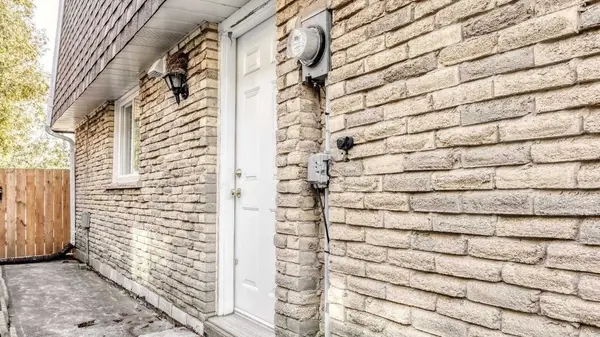 30 Orsett ST #Main Fl, Oakville, ON L6H 2N9