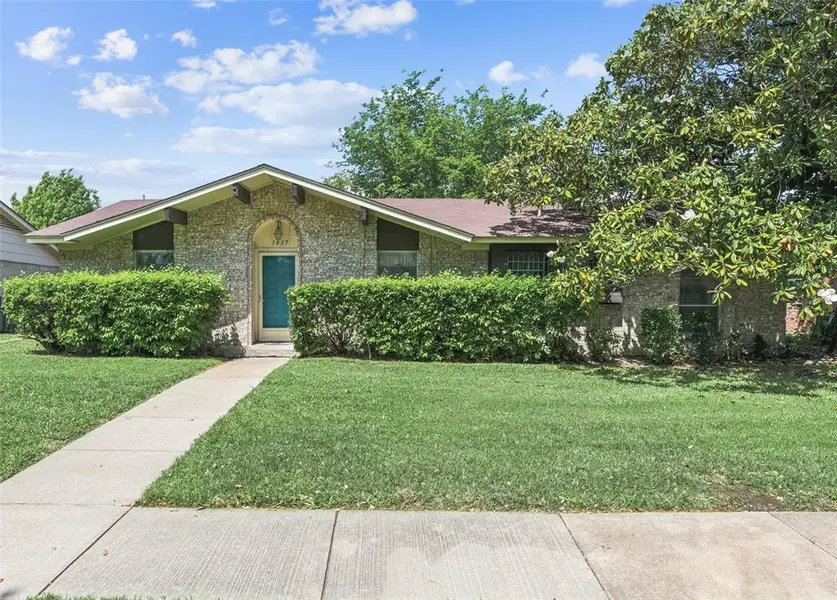 1017 Ravencroft Drive, Garland, TX 75043