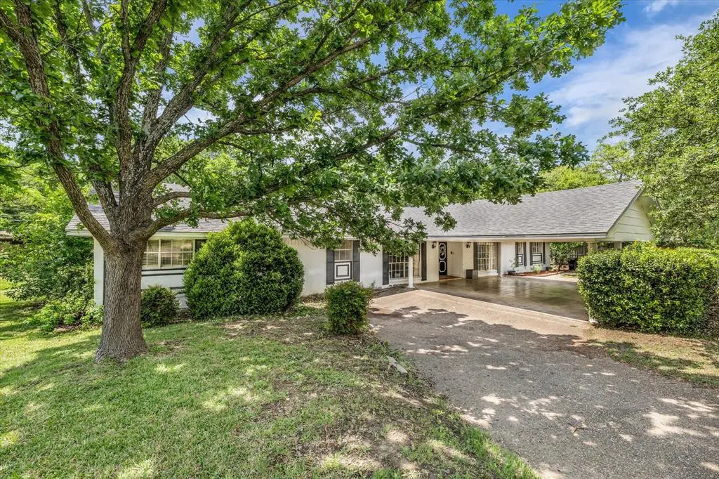 1208 Knotty Oaks Drive, Woodway, TX 76712