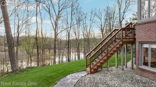 8183 Caribou Lake LN, Springfield Charter Township, MI 48346