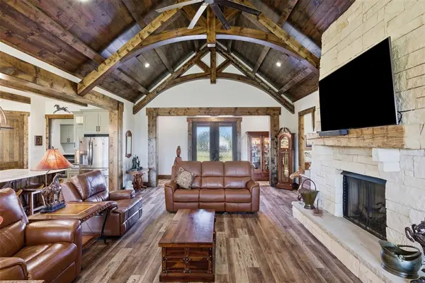 208 Shady Oaks Drive, Runaway Bay, TX 76426