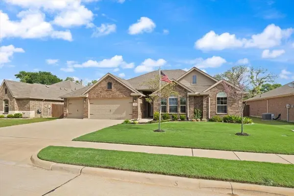 1420 Glade Meadows Drive, Burleson, TX 76058