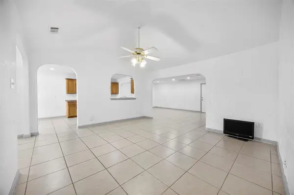 5848 Keeneland Parkway, Dallas, TX 75211