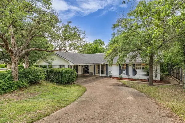 1208 Knotty Oaks Drive, Woodway, TX 76712