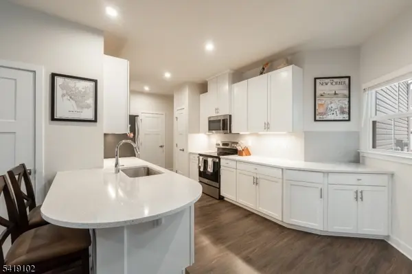 18 Sparrowhawk St, Washington Twp., NJ 07882