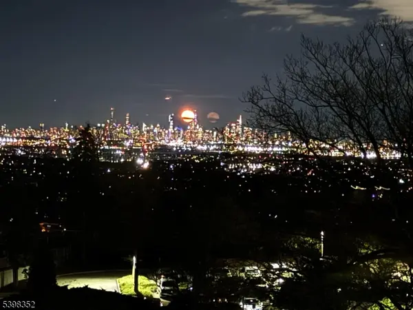 1 Claridge Dr #726, Verona Twp., NJ 07044