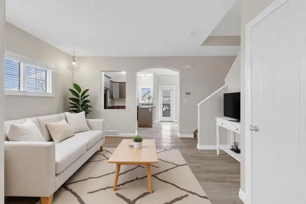 9 Ross Close, Sylvan Lake, AB T4S 0C8