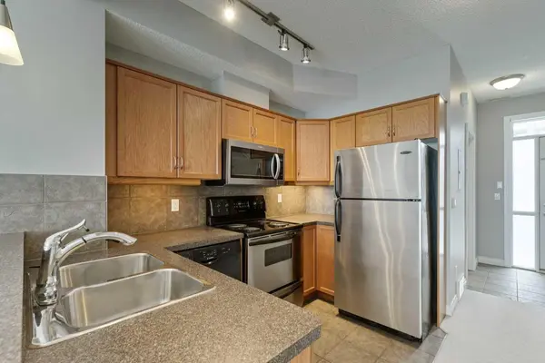 133 Rockyledge VW NW #14, Calgary, AB T3G 5X2