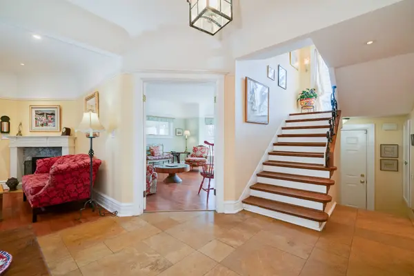 56 Poplar Plains RD, Toronto C02, ON M4V 2M8