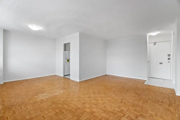 105 Rowena DR #204, Toronto C13, ON M3A 1R2