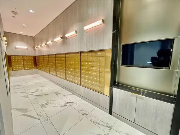 950 Portage Pkwy #4602, Vaughan, ON L4K 0J7