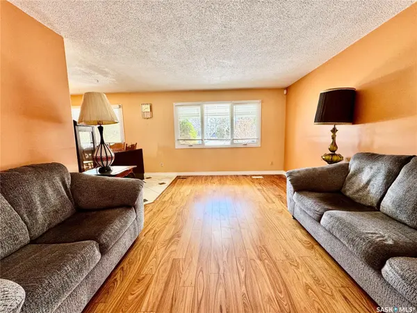 586 Laurier DRIVE, Prince Albert, SK S6V 5M3