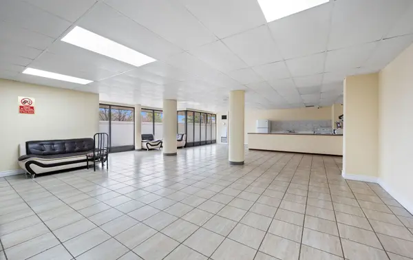 21 Markbrook LN #506, Toronto W10, ON M9V 5E4