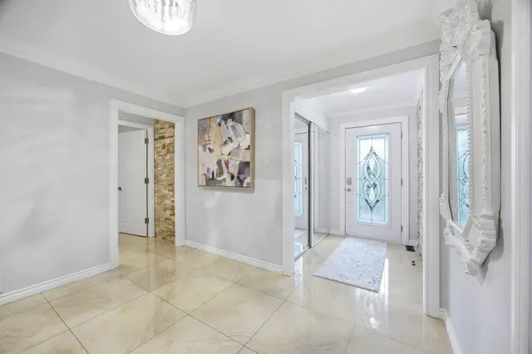 682 Willowbank TRL, Mississauga, ON L4W 3L8