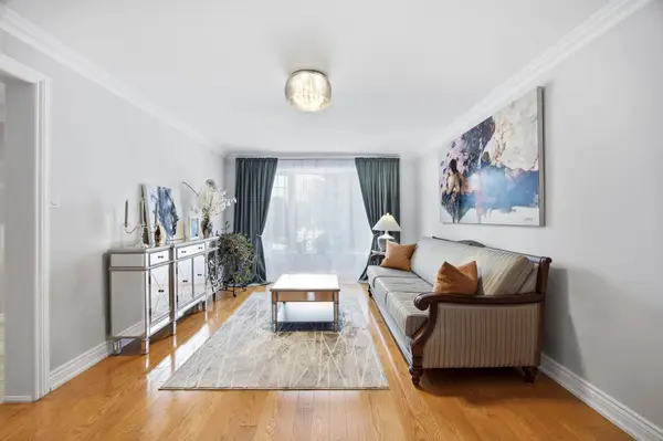 682 Willowbank TRL, Mississauga, ON L4W 3L8