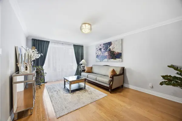 682 Willowbank TRL, Mississauga, ON L4W 3L8