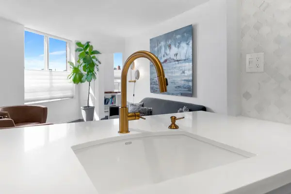 185 Robinson ST #315, Oakville, ON L6J 7P6