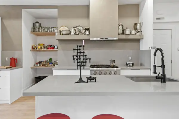 472 Barton ST E #Upper, Hamilton, ON L8L 2Y8