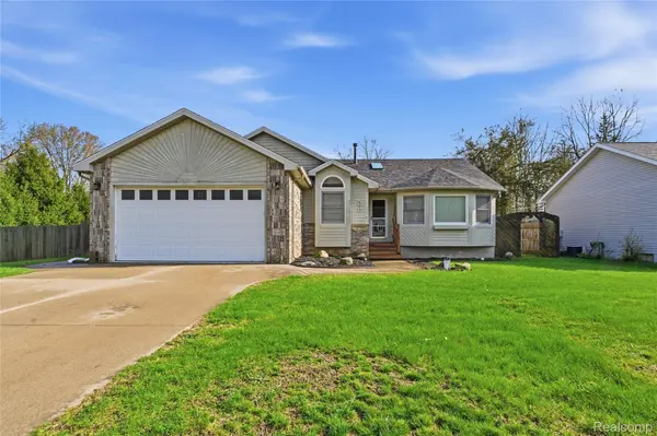 503 W Hamburg ST, Pinckney Village, MI 48169