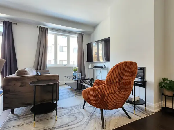 984 Crowsnest HOLW, Pickering, ON L1X 0P4