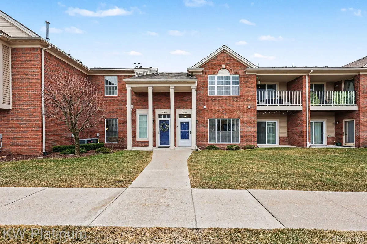 28218 S Pointe LN, Chesterfield Township, MI 48051