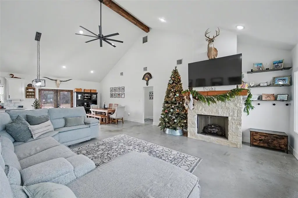 2011 County Road 1590, Alvord, TX 76225