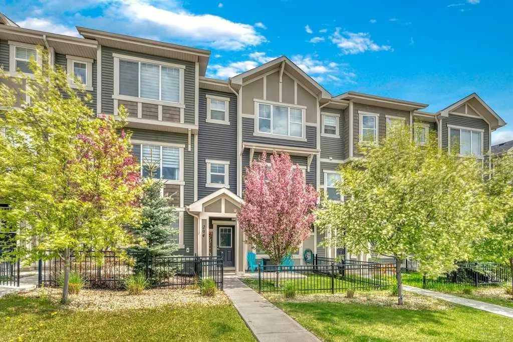 204 Sundown RD, Cochrane, AB T4C 2M5