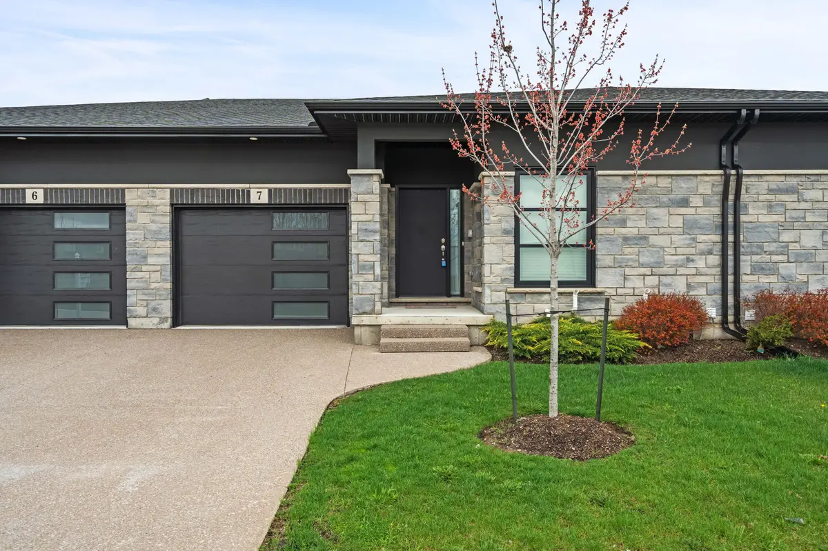 7138 PARSA ST E #7, Niagara Falls, ON L2H 3W1