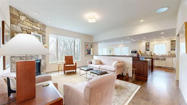 2096 Glen Oaks Dr, Coralville, IA 52241