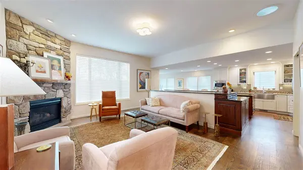 2096 Glen Oaks Dr, Coralville, IA 52241