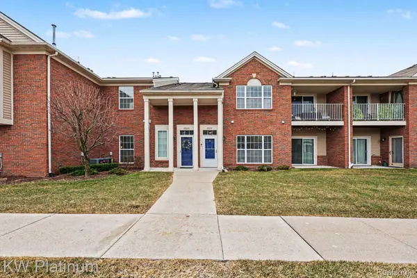 28218 S Pointe LN, Chesterfield Township, MI 48051