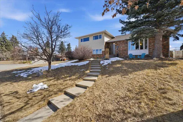 2804 49 ST SW, Calgary, AB T3E 3Y2