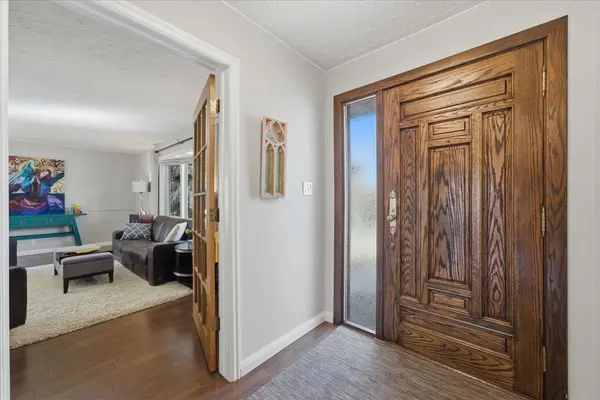 2804 49 ST SW, Calgary, AB T3E 3Y2