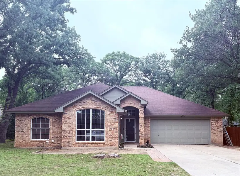 637 Inwood Road, Azle, TX 76020